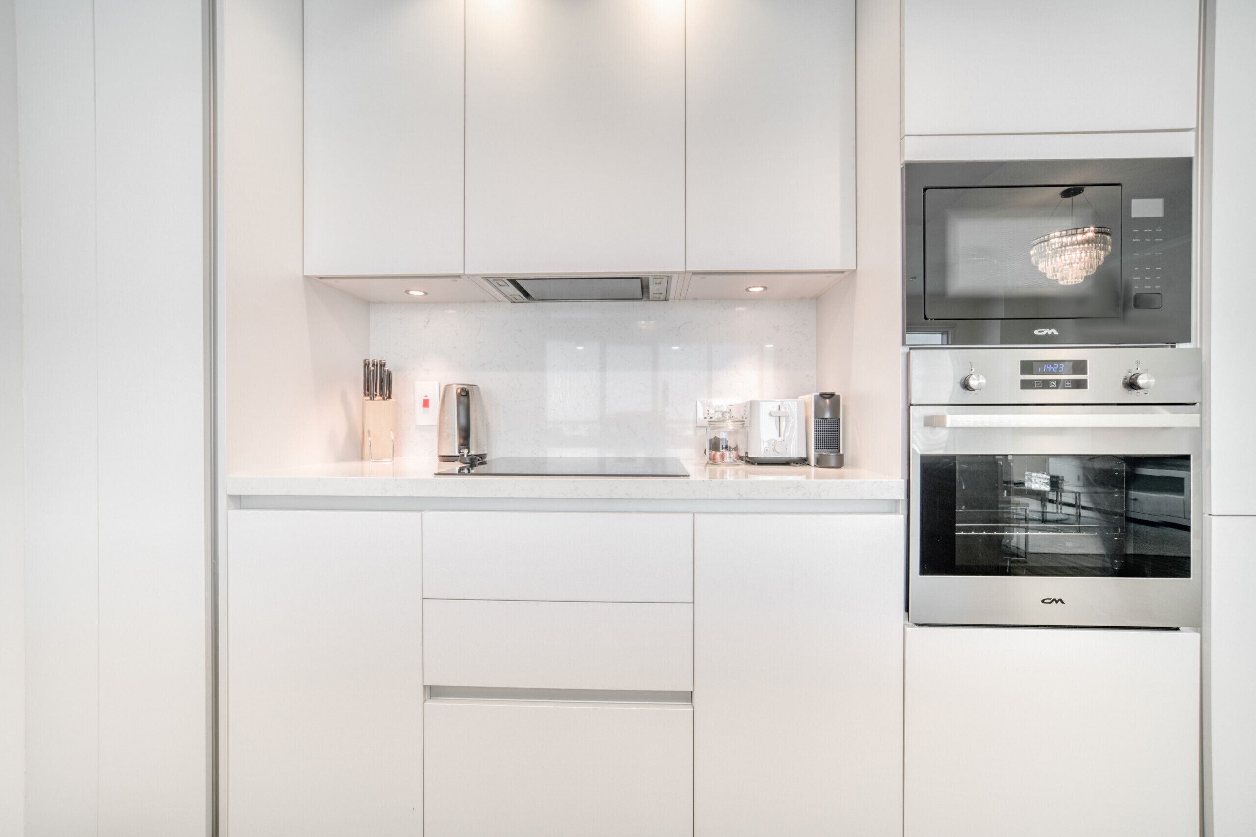 Wasserkocher mit Kaffee-/Teezubehör, Kühlschrank, Mikrowelle, Ofen