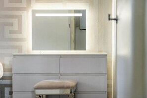Bathroom - House With Modern Interior, Conveniently Located (Manchester)