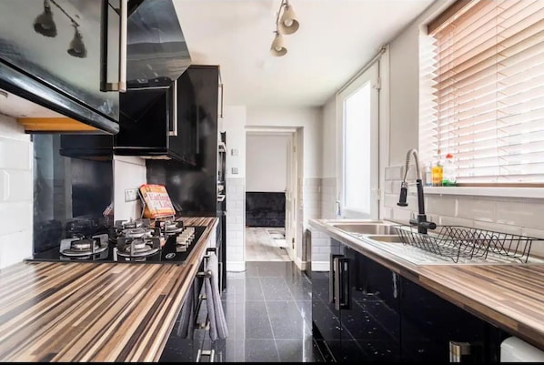 Ferienhaus | Eigene Küche | Kühlschrank, Mikrowelle, Ofen, Herdplatte