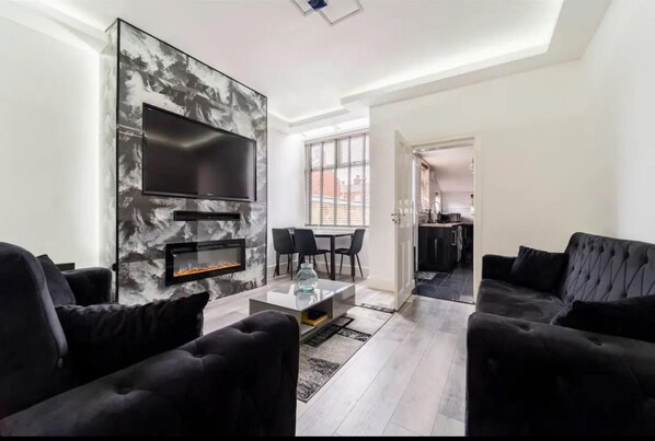 House | Living area - House With Modern Interior, Conveniently Located (Manchester)