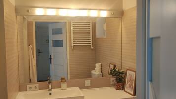 Asciugacapelli, asciugamani, sapone, shampoo