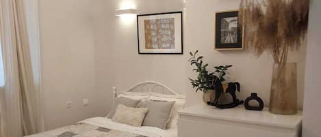 1 habitación, tabla de planchar con plancha y cuna de viaje