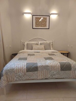 1 habitación, tabla de planchar con plancha y cuna de viaje 