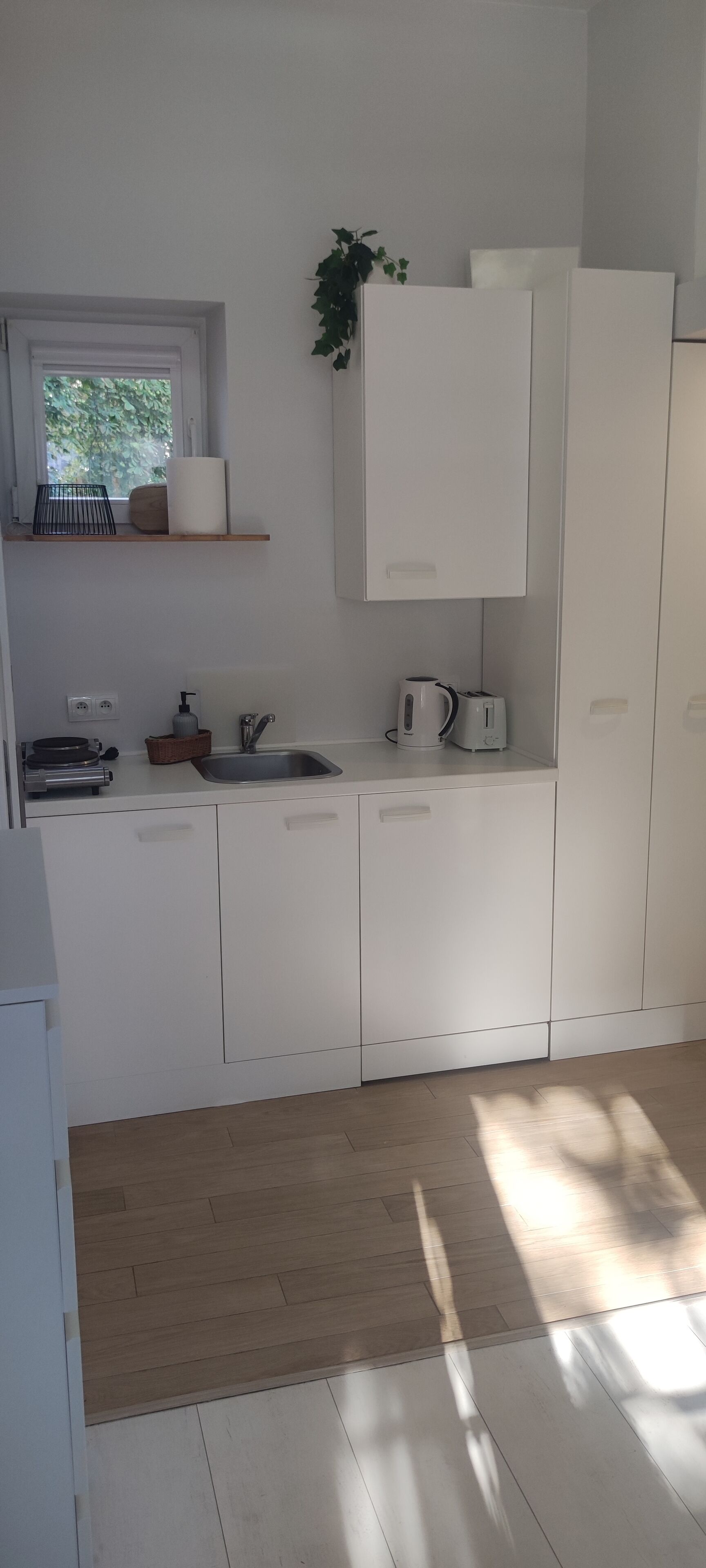 Liesi, astianpesukone, vedenkeitin, syöttötuoli