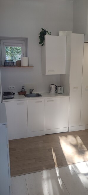 Cooktop, lava-louças, chaleira elétrica, cadeirão de bebê