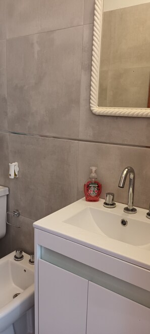 Serviettes fournies, savon, papier toilette