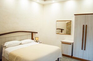 Habitación superior, 1 cama matrimonial, balcón, vista a la ciudad | Escritorio, espacio para trabajar con laptop y wifi gratis 