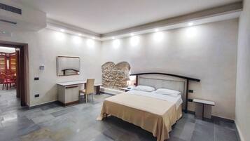 Premium-Suite, 2 Doppelbetten, Balkon, Stadtblick