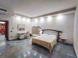 Suíte premium, 2 camas de casal, sacada, vista para a cidade | Escrivaninha, espaço de trabalho para notebook, Wi-Fi de cortesia