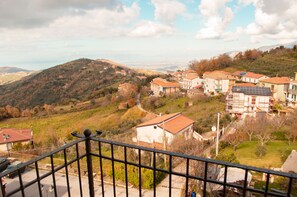 Habitación Confort, balcón, vistas al mar | Escritorio, espacio para trabajar con un portátil, wifi gratis