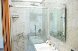 Quarto superior, 1 cama de casal, sacada, vista para a cidade | Banheiro | Chuveiro, chuveiro com efeito de chuva
