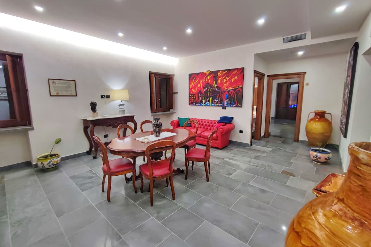 Suite Premium, 2 camas matrimoniales, balcón, vista a la ciudad | 2 habitaciones, escritorio y espacio para trabajar con laptop