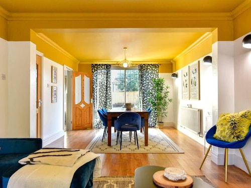 House - Sleeps up to 9 & Free Parking