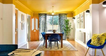 House - Sleeps up to 9 & Free Parking