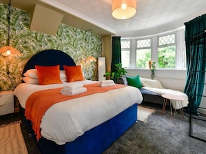House | 3 bedrooms, iron/ironing board, free WiFi, bed sheets - House - Sleeps up to 9 & Free Parking (Cardiff)