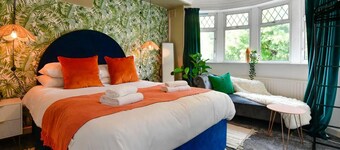 House - Sleeps up to 9 & Free Parking