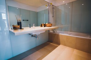 Kostenlose Toilettenartikel, Haartrockner, Handtücher, Seife