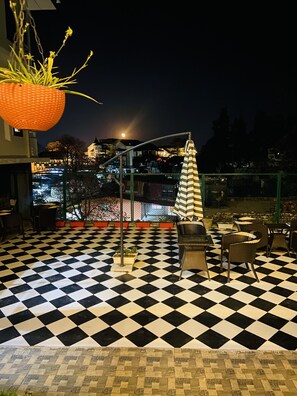 Outdoor dining - One of the earliest and most luxurious villas in town (Mussoorie)