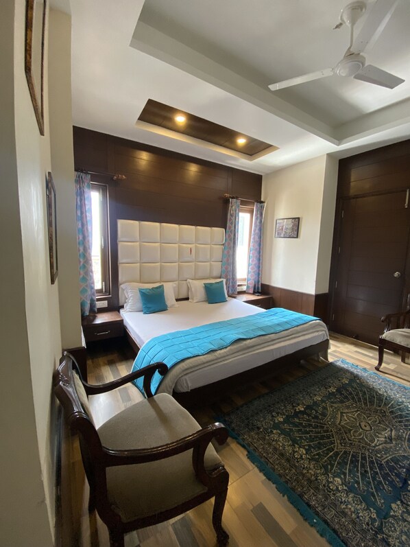 6 bedrooms, iron/ironing board, WiFi, bed sheets