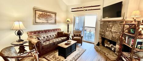 Een smart-tv en een open haard