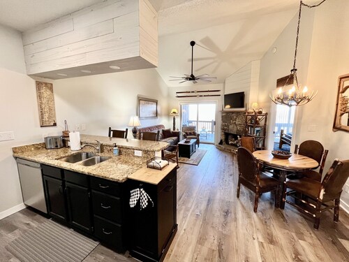 Escape to Mountain Paradise - 1BR/1BA Condo with Breathtaking Views of the Blue Ridge Mountains!