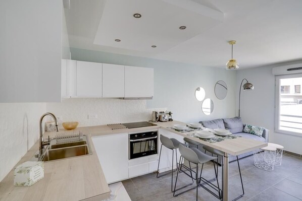 Een koelkast, een magnetron, een oven, een kookplaat