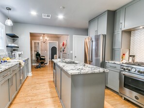 Fridge, microwave, oven, stovetop - Close to OC & SNU & Fairgrounds w/3 King Beds (Oklahoma City)