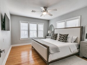 4 bedrooms, desk, iron/ironing board, free WiFi - Close to OC & SNU & Fairgrounds w/3 King Beds (Oklahoma City)