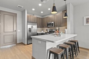 Frigorifero, forno, piano cottura, lavastoviglie