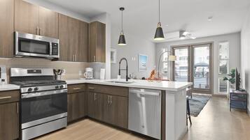 Fridge, oven, stovetop, dishwasher