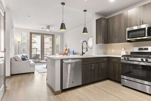 Fridge, oven, stovetop, dishwasher - Cozysuites PHX RORO Gym, Pool, Pets, Parking! #7 (Phoenix)