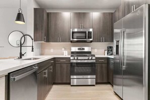 Fridge, oven, stovetop, dishwasher