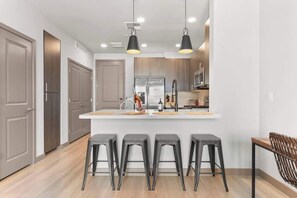 Fridge, oven, stovetop, dishwasher - Cozysuites PHX RORO Gym, Pool, Pets, Parking! #8 (Phoenix)