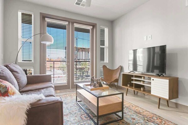 Een televisie en een kantoor