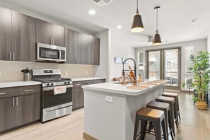 Fridge, oven, stovetop, dishwasher