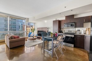 Fridge, microwave, oven, stovetop - Wonderful & Welcoming DT Views AC Parking Sleeps4 (Calgary)