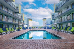 Pool - Airy Oceanfront Suite with Breakfast 15th Floor (Myrtle Beach)