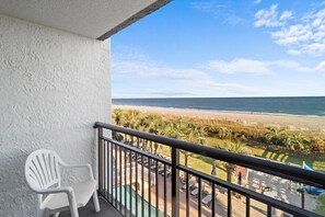Property grounds - Airy Oceanfront Suite: Includes Hot Breakfast (Myrtle Beach)