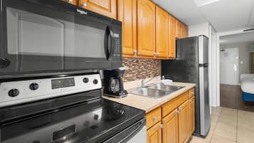 Een koelkast, een magnetron, een oven, een kookplaat