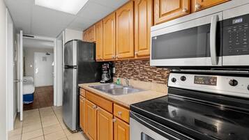 Een koelkast, een magnetron, een oven, een kookplaat