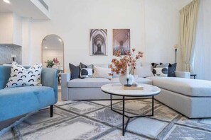 Appartement luxueux | Aire de séjour | Téléviseur connecté de 65 po avec télévision par câble
