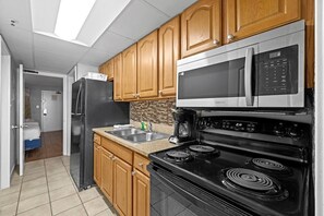 Kjøleskap, mikrobølgeovn, ovn og kokeplater