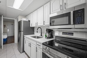 Coffee/tea maker, fridge, microwave, oven