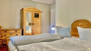 2 bedrooms, desk, free WiFi, bed sheets