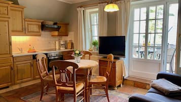 Een koelkast, een oven, een kookplaat, een vaatwasser