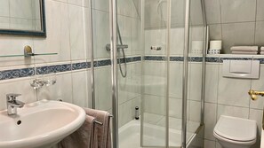 Douche, sĂšche-cheveux, serviettes fournies
