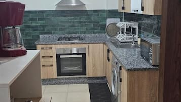 Een koelkast, een magnetron, een oven, een kookplaat