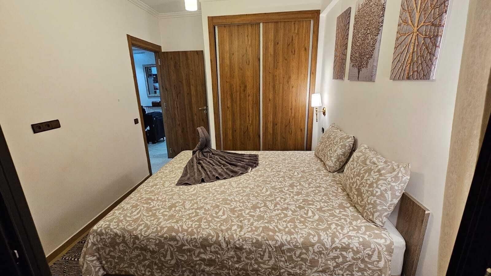 2 slaapkamers, een strijkplank/strijkijzer, reisbedje, gratis wifi