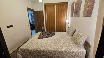 2 slaapkamers, een strijkplank/strijkijzer, reisbedje, gratis wifi