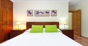 2 habitaciones, escritorio y tabla de planchar con plancha 